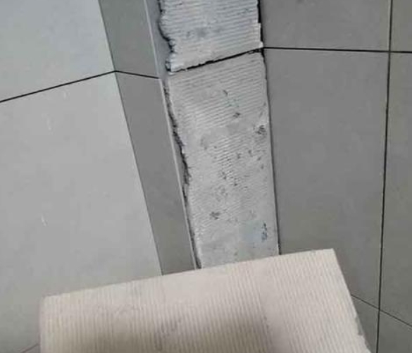 银川瓷砖空鼓维修公司分享下厨房瓷砖脱落的补救措施。